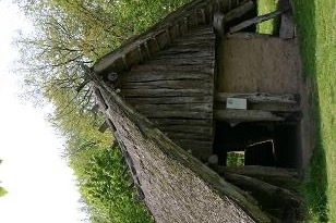 Reetgedeckte Scheune aus Holz und Lehm auf dem Sachsenhof