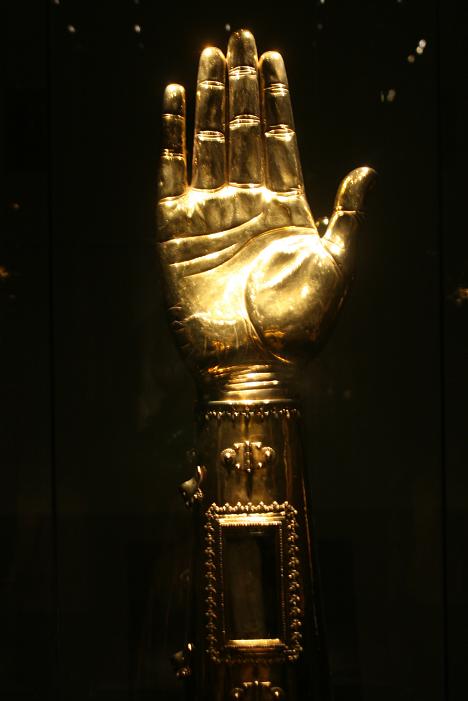 Karls Hand in Gold